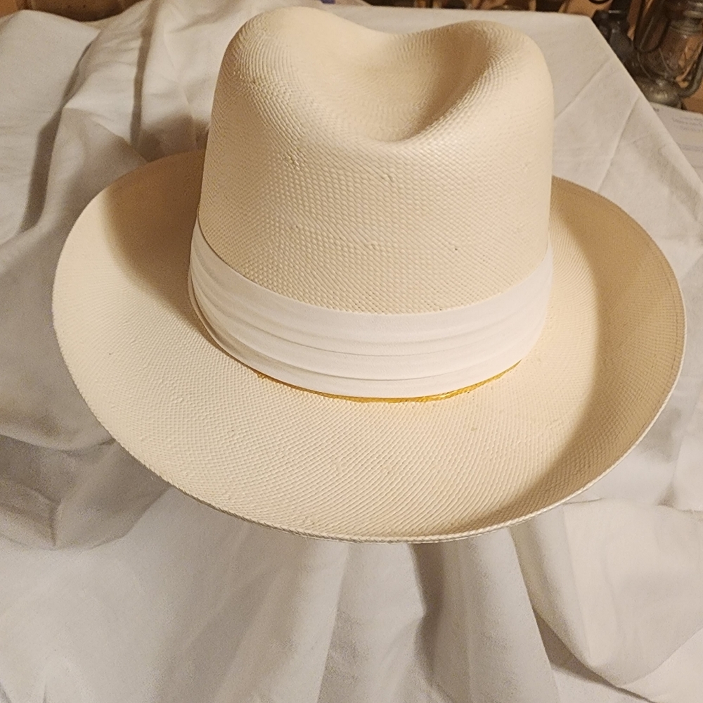 HAT Mens Classic Vanilla preowned Xlarge very nice with Hat Box